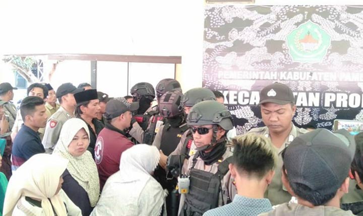 Massa dari Bacalon Kades Moh. Rahem saat meluruk kantor Kecamatan Proppo Pamekasan.