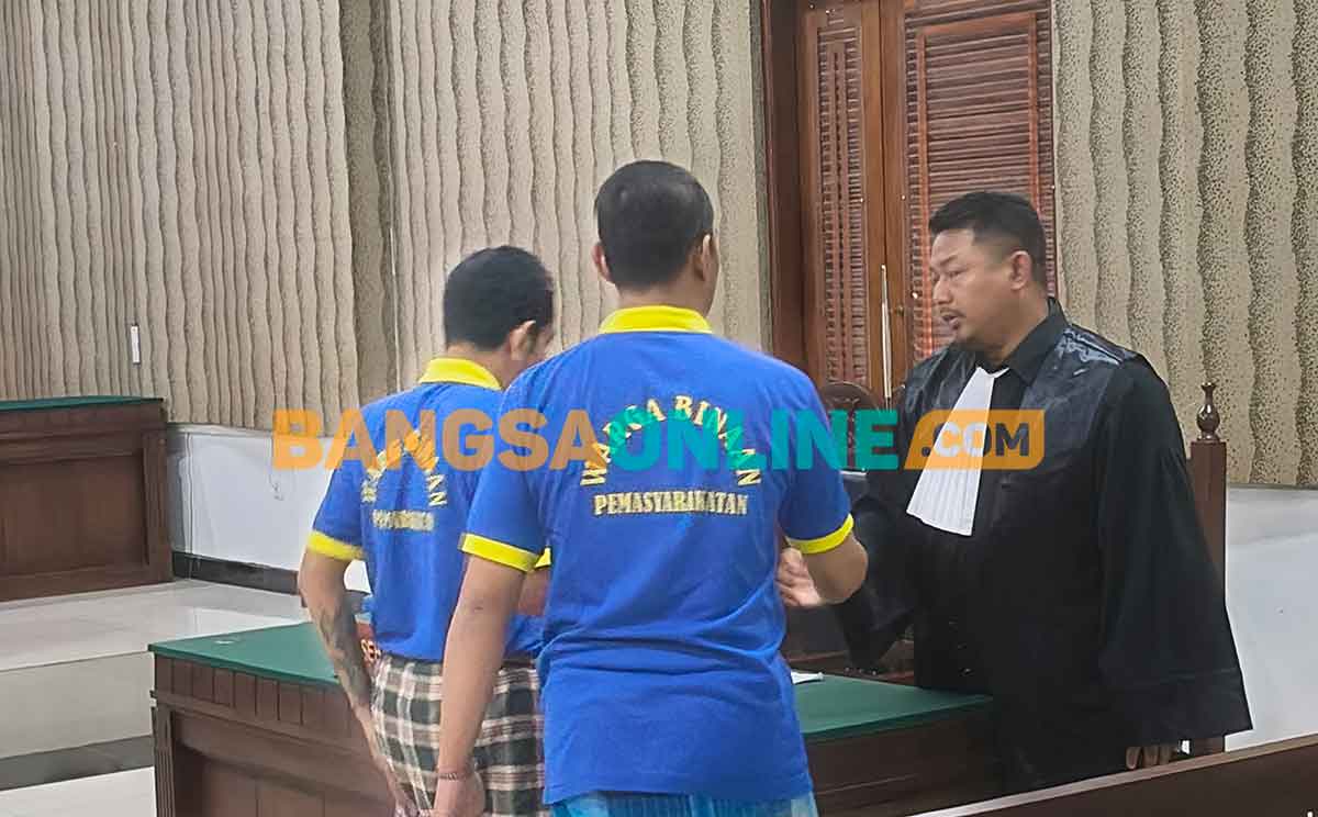 Dua terdakwa pengeroyokan Kajari Kabupaten Kediri, Achmad Musliyanto dan Hikmawan Fendi Laksono saat berkonsultasi dengan penasihat hukumnya, Akhir Kristiono. Foto: MUJI HARJITA/BANGSAONLINE
