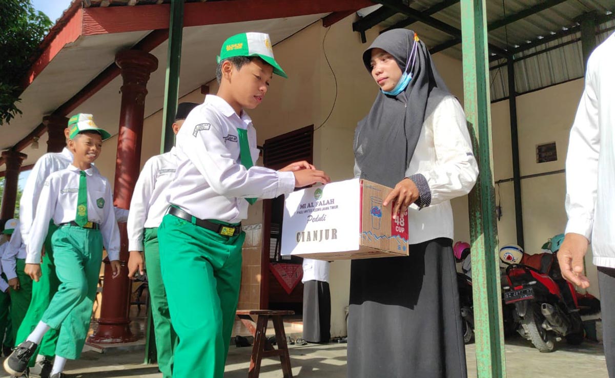 Para siswa MI Al-Falah Kediri saat mengumpulkan donasi untuk korban gempa bumi di Cianjur. Foto: Ist.