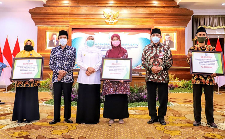 Gubernur Jawa Timur Khofifah Indar Parawansa foto bersama seusai acara kuliah umum pada Stadium General Mahasiswa Baru Penerima Beasiswa Program Peningkatan Kualifikasi Akademik bagi Guru Pendidikan Diniyah di Gedung Negara Grahadi, Rabu (23/9). Tampak Kepala Biro Administrasi Kesejahteraan Sosial Pemprov Jatim, Dr. Hudiyono (nomor dua dari kanan) dan Ketua Lembaga Pengambangan Pendidikan Diniyah (LPPD) Provinsi Jatim, A. Hamid Syarif (nomor dua dari kiri). foto: ist/ bangsaonline.com
