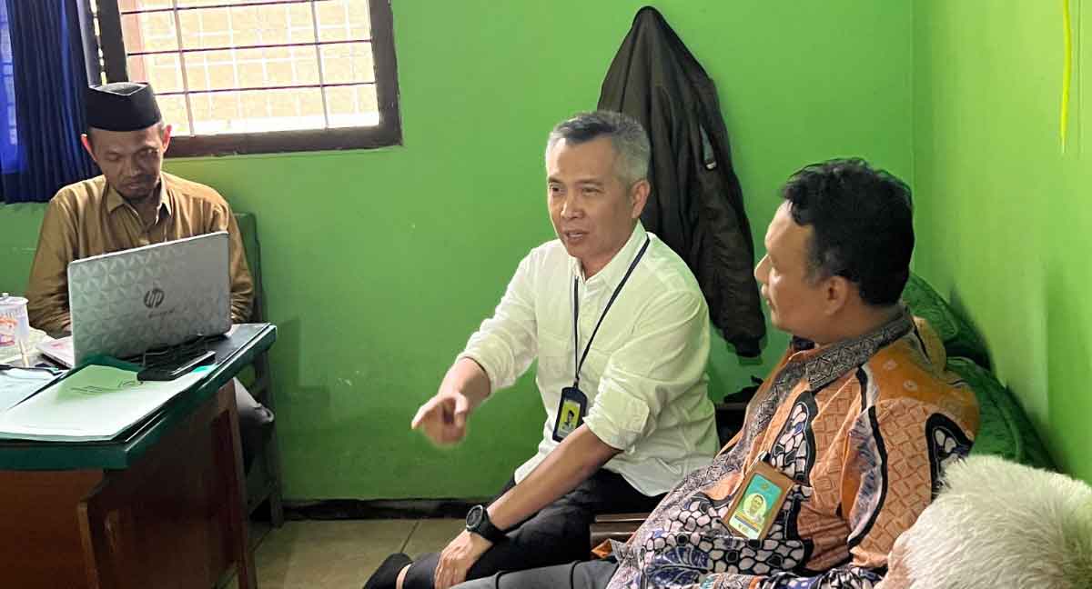 Tim Wakaf Kantah Kabupaten Pasuruan saat berkoordinasi dengan KUA Rejoso.