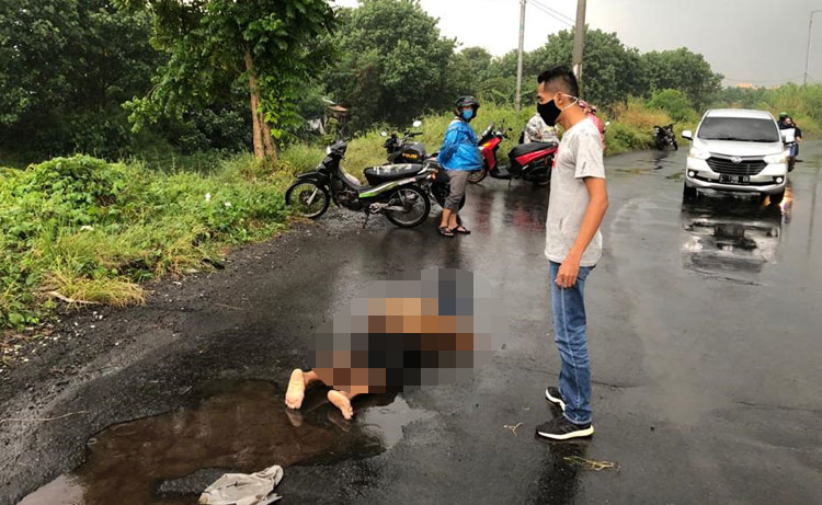 Korban tergeletak usai dibacok lima kali oleh Sukses.