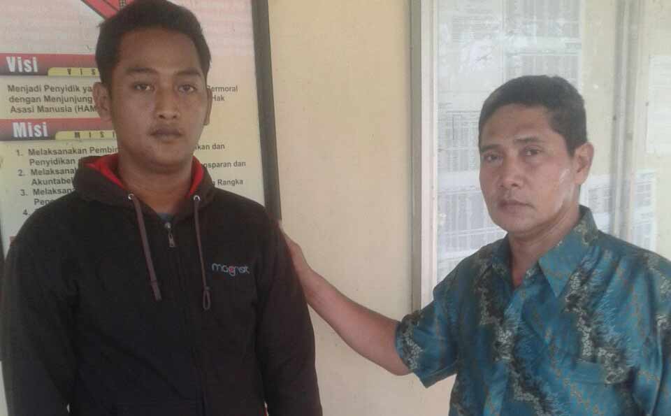 Pelaku bersama Kapolsek Sarirejo, AKP Gunawan Wibisono (baju batik). (foto: haris/BANGSAONLINE)