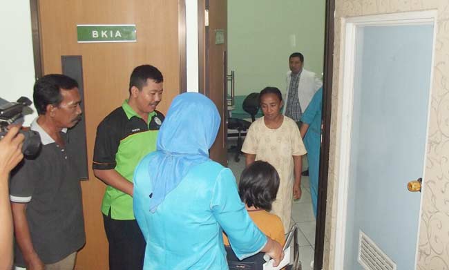 SEHAT: Korban NR saat menjalani tes kesehatan di RS Bunda, Kecamatan Waru, Sidoarjo, 26 Mei 2016 lalu. foto: istimewa