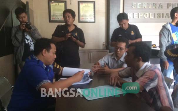 Abdul Aziz saat melaporkan salah satu pimpinan DPRD Kabupaten Kediri ke Mapolres setempat. foto: arif kurniawan/ BANGSAONLINE