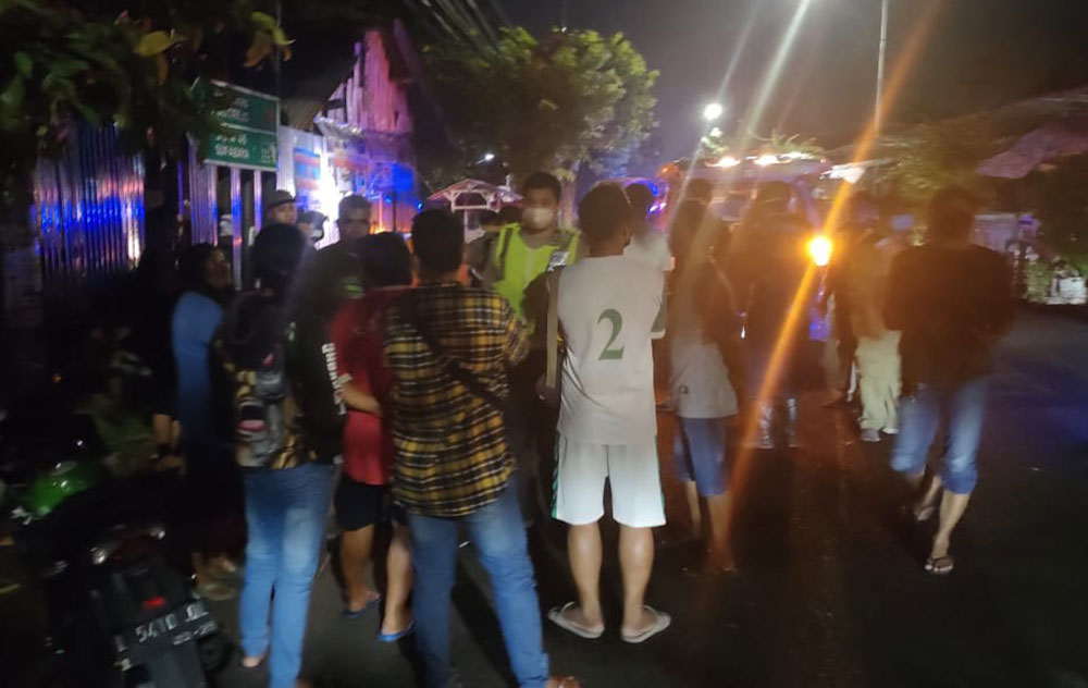 Warga yang penasaran mendatangi lokasi kejadian kecelakaan di Jalan Mojo Arum.