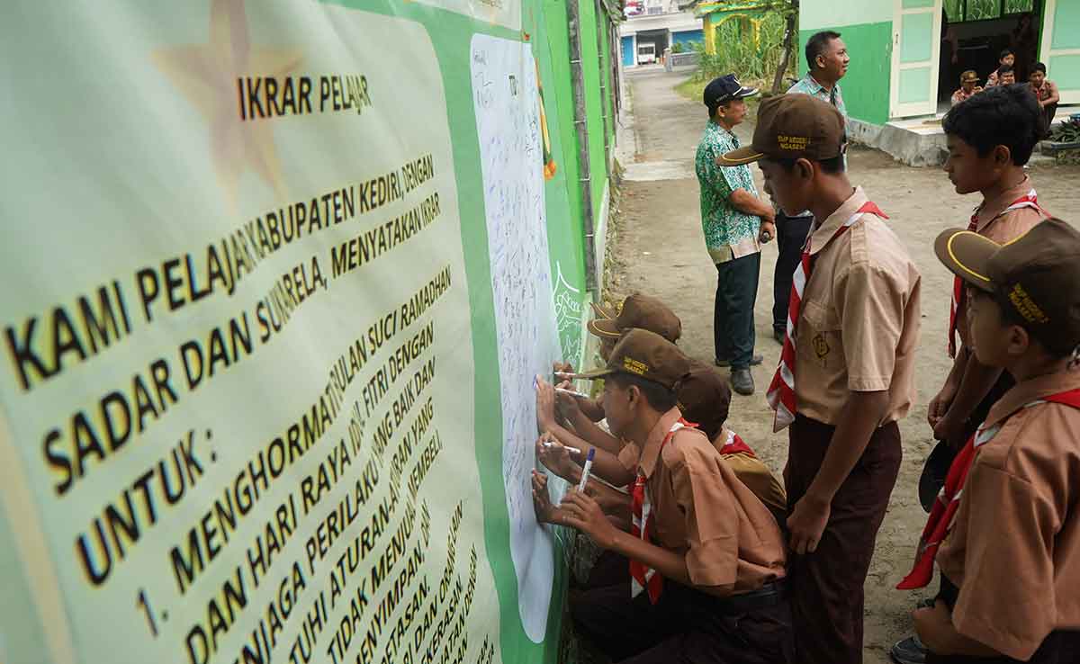 Para pelajar di Kabupaten Kediri saat membubuhkan tanda tangan ikrar cegah kekerasan di sekolah. Foto: Ist