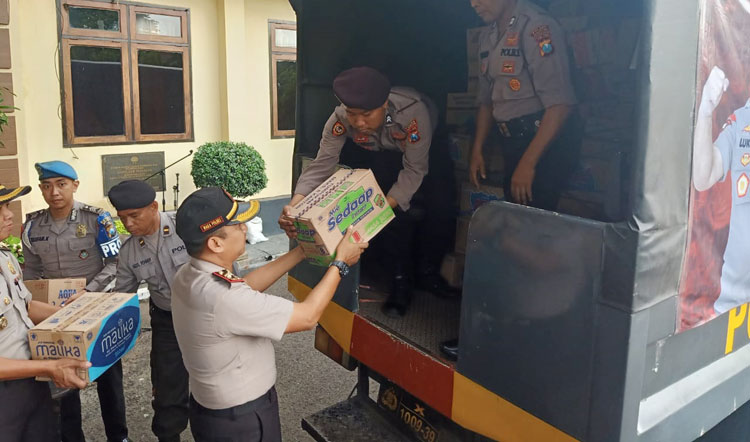Bantuan untuk korban bencana banjir bandang di Kecamatan Ijen, Kabupaten Bondowoso, saat diangkut ke truk.