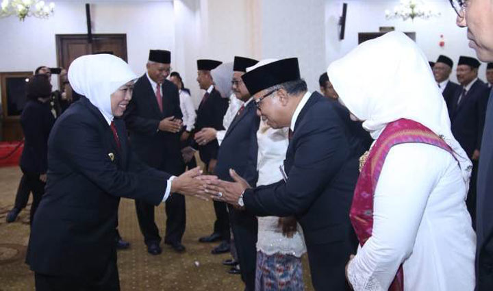 Gubernur Jawa Timur Khofifah Indar Parawansa mengucapkan selamat kepada para komisaris dan direksi dan komisaris Bank Jatim, Senin (28/10/2019). foto: istimewa/ BANGSAONLINE