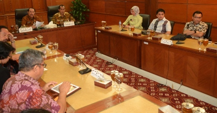 Sekdaprov Jatim Bersama saat berdialog dengan Komisi X DPR RI membahas RUU Perfilman. Anggota Panja ada artis kenamaan Anang Hermansyah dan Jamal Mirdad.

