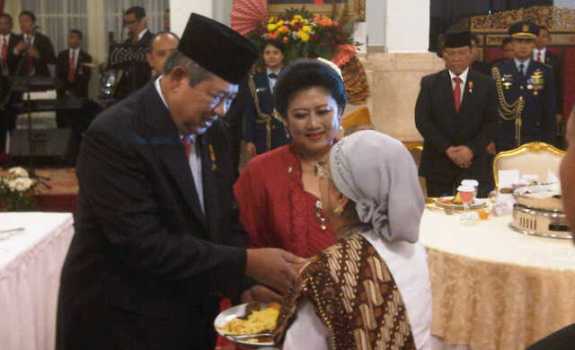 Presiden SBY memberikan tumpeng kemerdekaan untuk istri Bung Tomo. Foto:rmol 