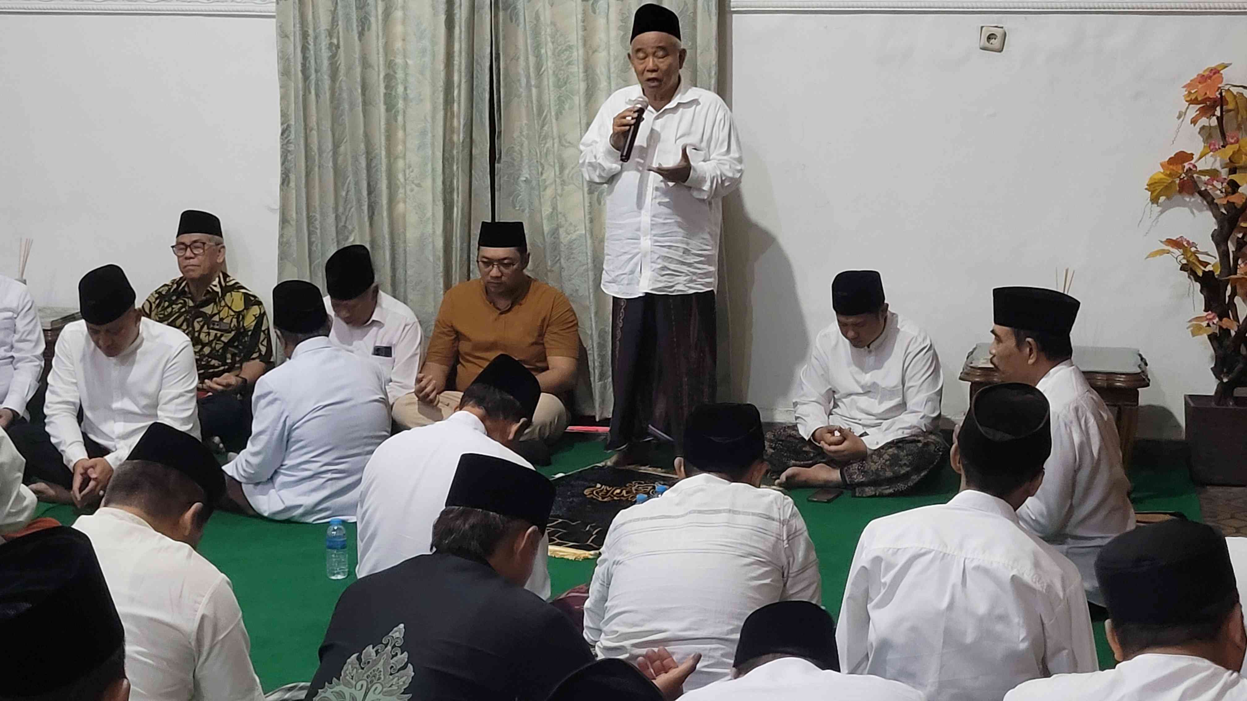 Prof Dr KH Asep Saifuddin Chalim, MA saat memberikan taushiyah dalam acara shalat malam dan istighatsah di Pendopo Peringgitan Pemkab Mojokerto, Sabtu (26/7/2025) malam. Foto: MMA/bangsaonline