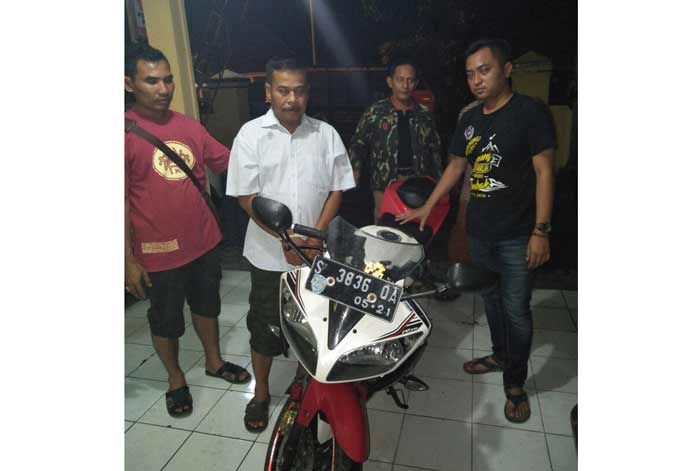 Tersangka pakai baju putih diamankan petugas.