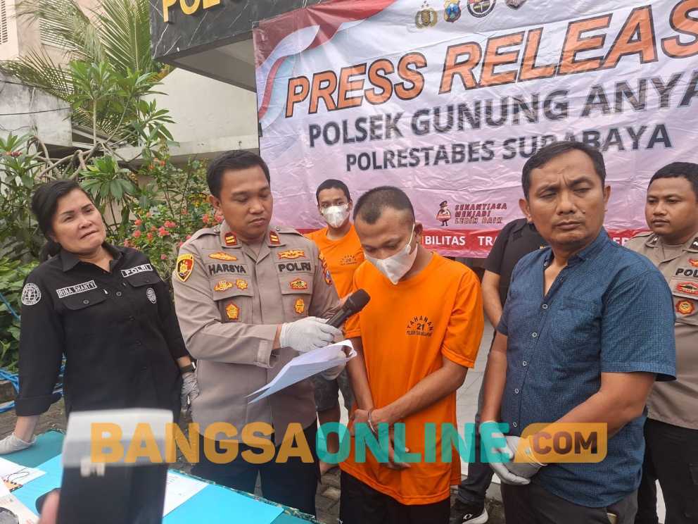 Pelaku saat dihadirkan di Konferensi Pers Polsek Gunung Anyar. Foto: Rusmiyanto/BANGSAONLINE