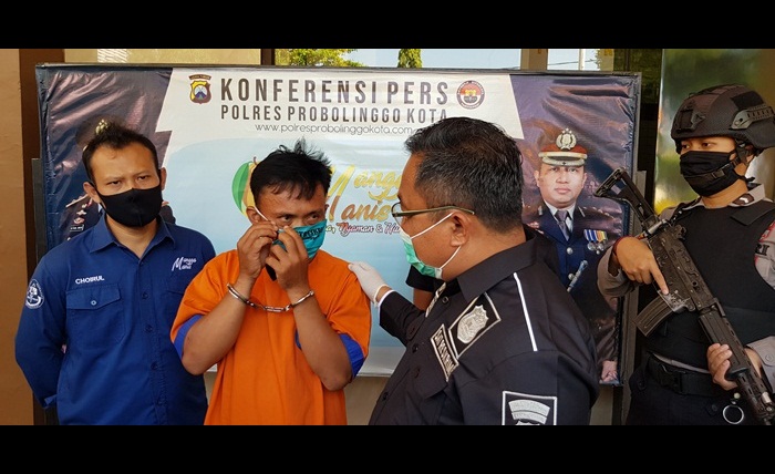 Tersangka Buyan saat dirilis di Mapolres Probolinggo Kota.