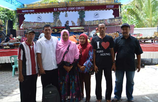 Kades beserta panitia acara foto bersama.