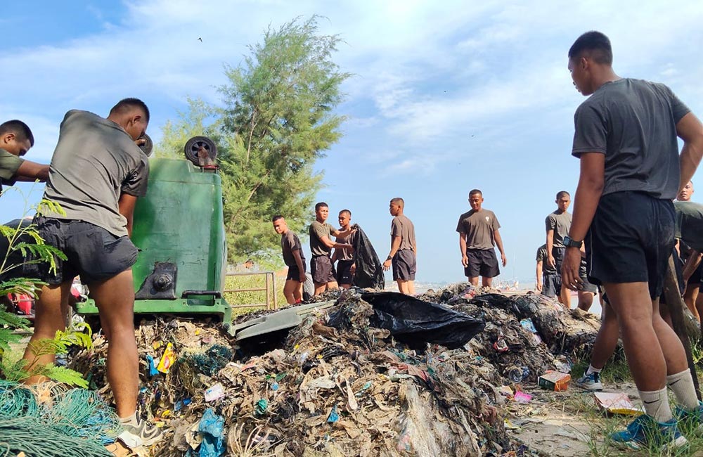 Ratusan prajurit Yonif Teritorial Pembangunan (TP) 932 Sunan Bonang (SB) saat membersihkan sampah di Pantai Boom Tuban.