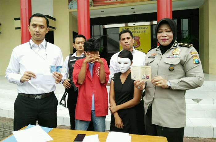 Kedua tersangka saat dirilis di Mapolrestabes.