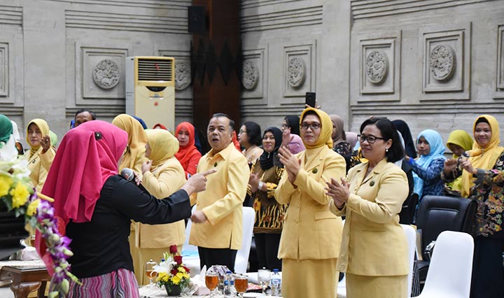 Ketua DPD GOPTKI Provinsi Jatim Dra. Gardjati Heru Tjahjono hadir dalam workshop “Peningkatan Kemampuan Mengajar Melalui Gerak dan Lagu” di Ruang Bhinaloka Adikara, Kantor Gubernur Jatim, Jl. Pahlawan No. 110, Surabaya. foto: ist