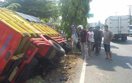 Truk naas terperosok ke selokan setelah menghantam sepeda motor hingga korban meninggal dunia. foto: soewandito/ BANGSAONLINE