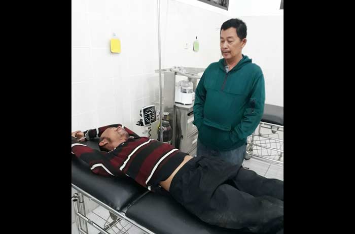Tersangka saat diamankan petugas anggota Reskrim Polsek Pandaan usai di hajar massa, di puskesmas Pandaan. Foto: ANDY FACHRUDIN/BANGSAONLINE