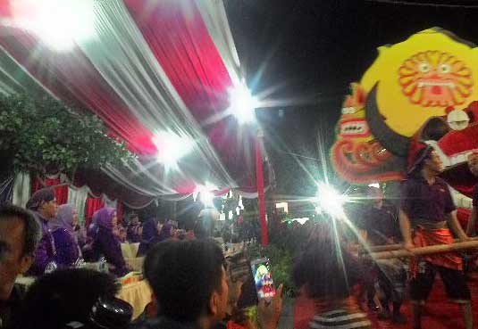 Wali Kota Kediri saat menyaksikan keberangkatan peserta Kediri Nite Carnival. (arif kurniawan/BANGSAONLINE)