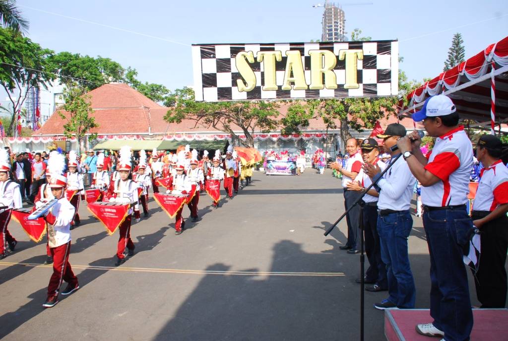DRUM BAND. Lomba kirab drum band ini dalam rangka memperingati Sumpah Pemyda. foto : nisa/bangsoanline