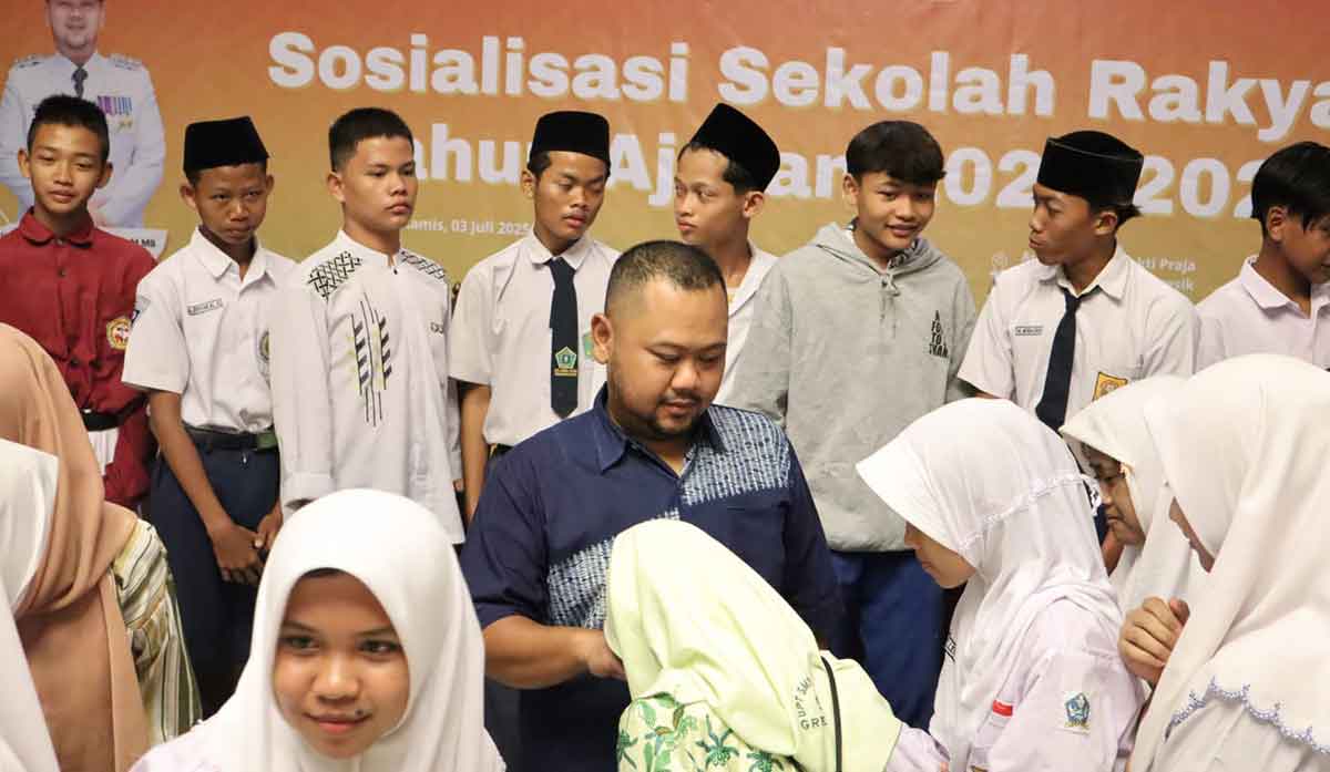 Bupati Gresik Fandi Akhmad Yani saat bersama calon siswa Sekolah Rakyat. Foto: Ist