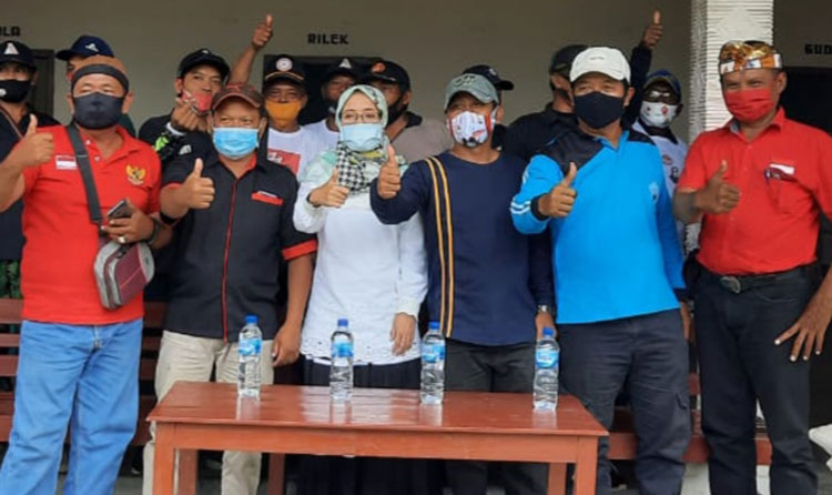 Calon Wakil Bupati Kediri Dewi Mariya Ulfa, di tengah Pengurus LMDH Lereng Kelud. (foto: ist)