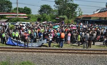 Warga korban lumpur merangsek untuk melakukan aksi pemblokiran Jalan Raya Porong yang dihalangi petugas, kemarin. foto : Agus HP/BANGSAONLINE