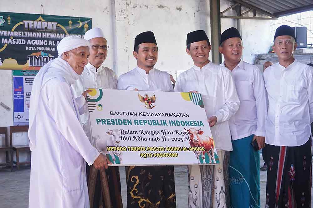 Wali Kota Pasuruan, Adi Wibowo saat menyerahkan sumbangan sapi dari Presiden RI secara simbolis. Foto: Supardi/Bangsaonline.