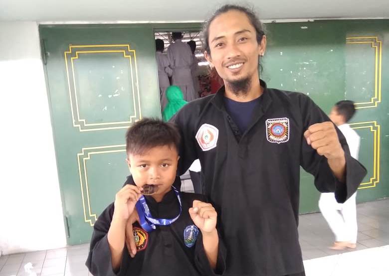 Bima Sakti Arya Wicaksana meraih medali emas pencak silat kategori pelajar usia 7-12 tahun.