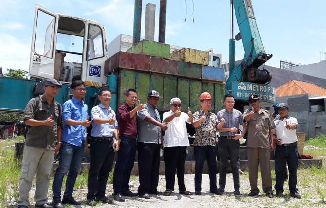 Komisaris City9, didampingi jajaran direksi dan keluarga besar besar City9 saat 
pemancangan tiang pancang apartemen. foto: SYUHUD/ BANGSAONLINE