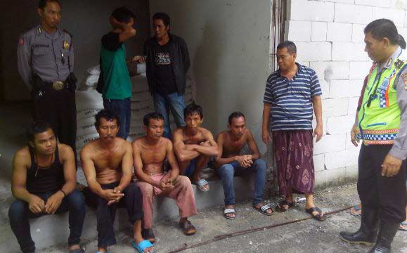 Kelima pelaku saat diamankan untuk diamankan untuk dimintai keterangan.