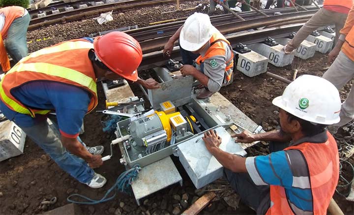 Petugas sedang melaksanakan pengerjaan switchover untuk double track.