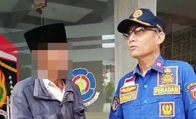 Kakek inisial S saat bersama petugas Damkar Ngawi