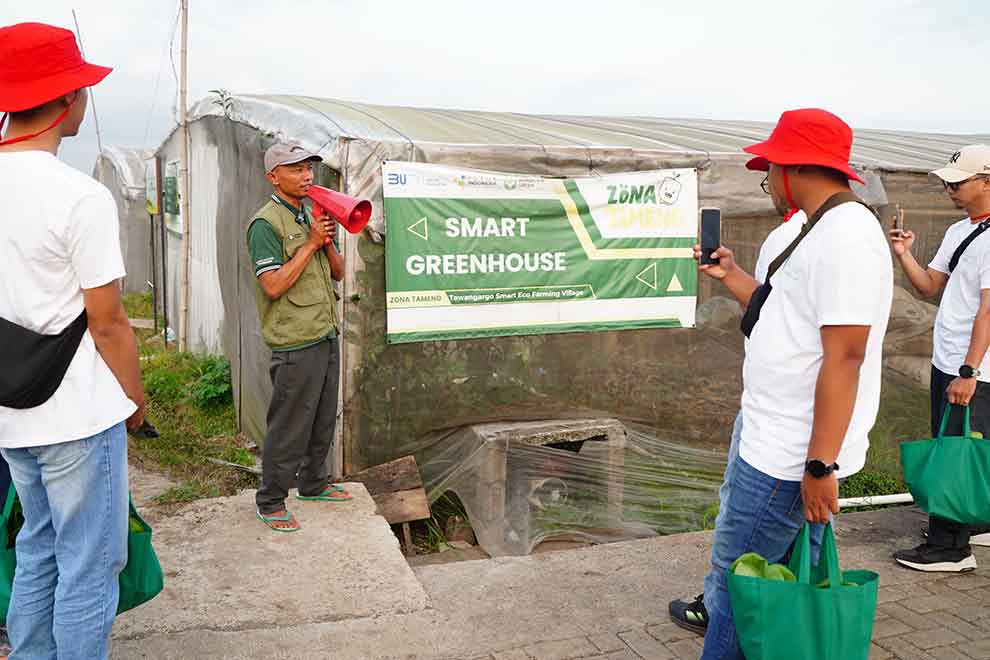 Petani binaan Petrokimia Gresik menjelaskan cara tanam dengan model smart green house dalam program Tameng. (Ist)