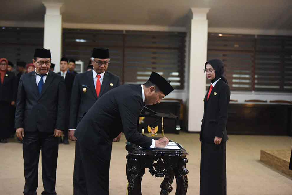 M. Ferry Djatmiko saat menandatangani Berita Acara usai dilantik menjadi Penjabat Sekda Kota Kediri, disaksikan Wali Kota dan Wawali Kediri. (Ist)