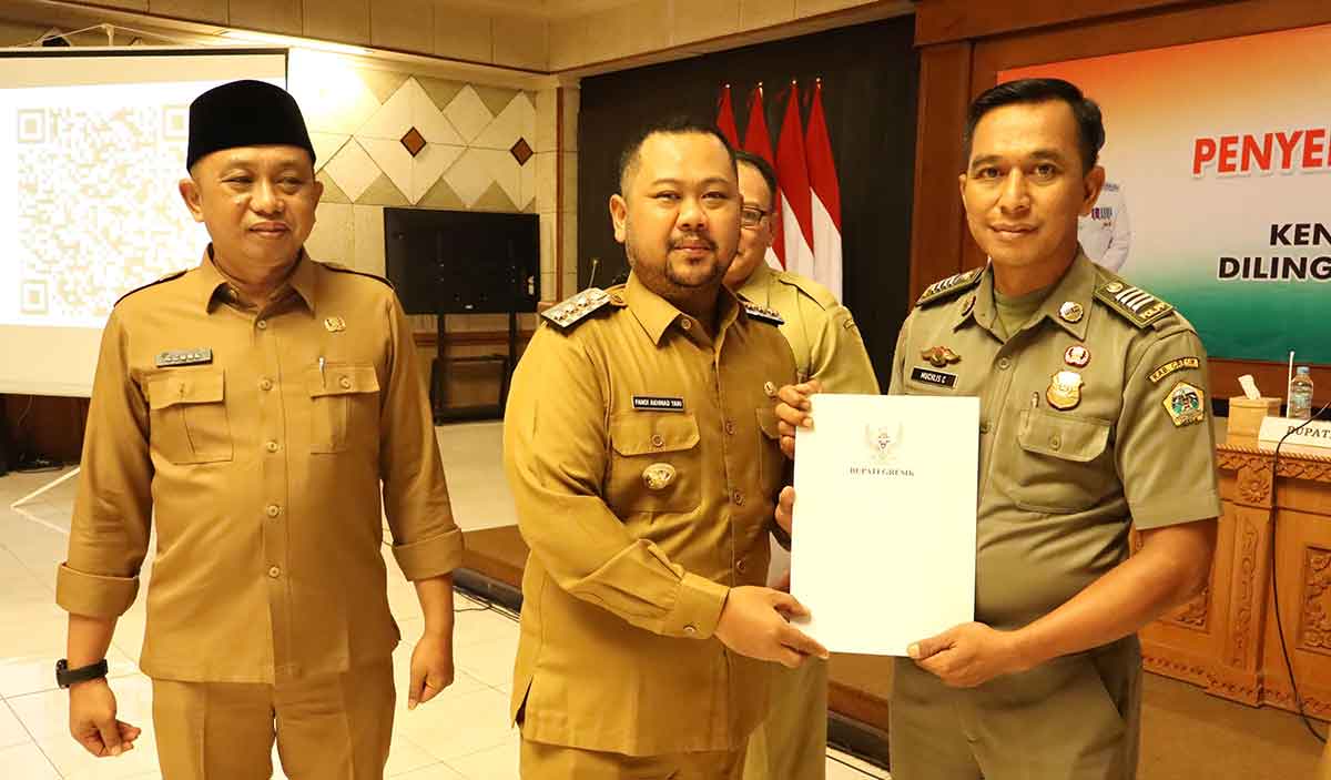 Bupati Gresik Fandi Akhmad Yani saat menyerahkan SK kenaikan pangkat ASN secara simbolis. Foto: Ist