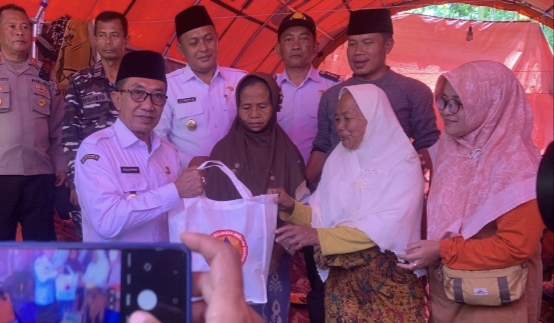 Kholilurrahman, Bupati Pamekasan saat menemui korban longsor di Pasean