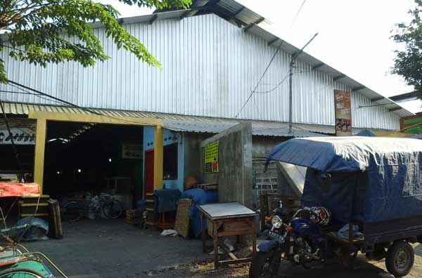 Kondisi bangunan Pasar Baru Lumajang, meski baru direhab, sudah terlihat rusak. foto: imron/BANGSAONLINE