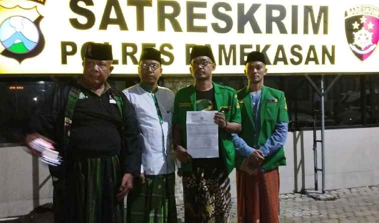 PC Ansor Kabupaten Pamekasan bersama Banser Saat melaporkan Ustadz Yazir ke Polres Pamekasan.