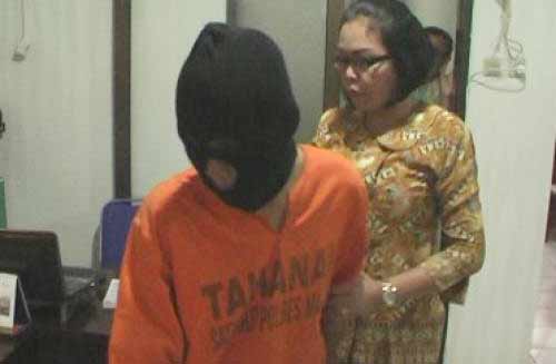 Tersangka diamankan di Mapolres Malang. foto: beritajatim