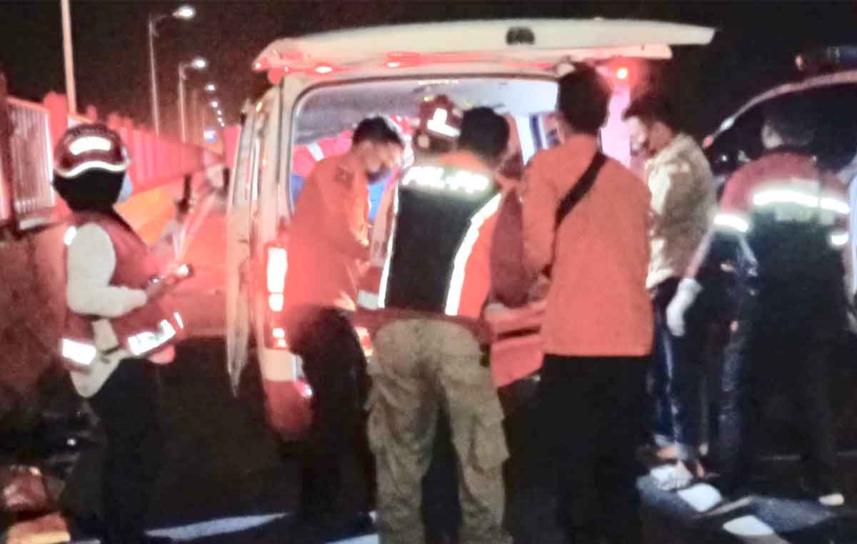 Petugas gabungan saat mengevakuasi korban tewas di Jembatan Suromadu.
