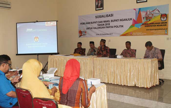 Ketua KPU Nganjuk Agus Rahman memimpin sosialisasi tahapan pilkada untuk parpol. foto: BAMBANG D J/ BANGSAONLINE