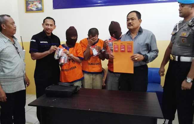 Tiga tersangka pengedar sabu saat diekspos di Mapolres Gresik. foto: SYUHUD/ BANGSAONLINE