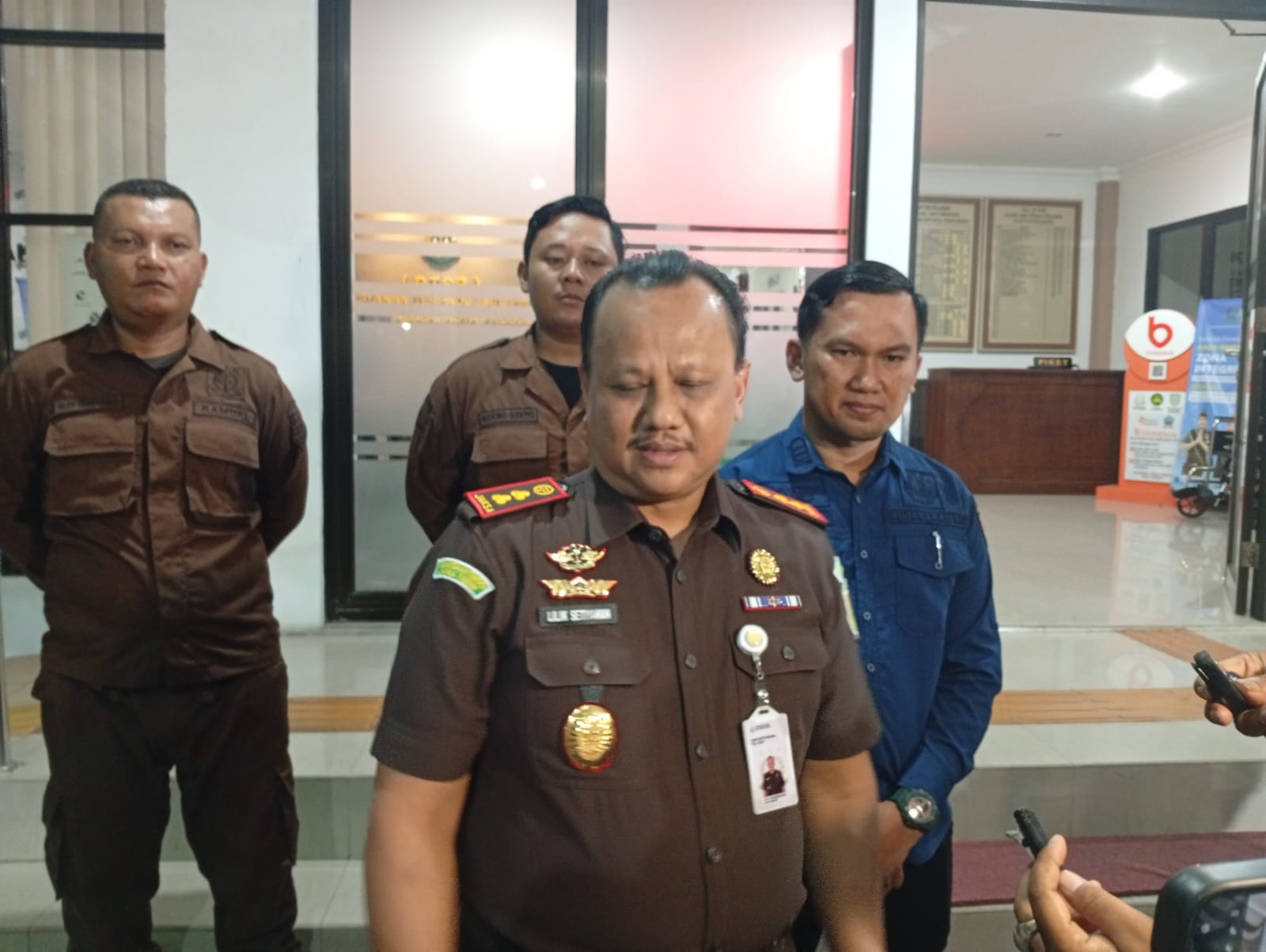 Kepala Kejaksaan Negeri (Kejari) Kota Probolinggo, Lilis Setiawan saat menggelar Pres Rilis Dikantor Kejaksaan Negeri Kota Probolinggo. 
Foto : Andi Sirajudin/BANGSAONLINE