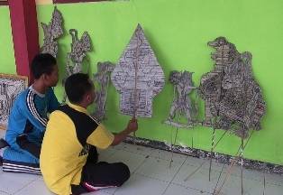 KREATIF – Wayang berbahan kertas koran kreasi siswa SMAN 1 Kedungpring Lamongan, Rabu (11/6/2014). foto : haris sugianto/BangsaOnline

