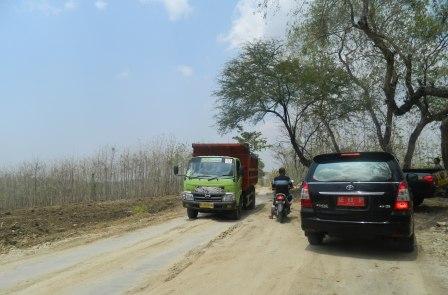 
Proyek Tol Mantingan-Ngawi merugikan puluhan hektare tanah kas desa. 
foto: Zainal Abidin/ HARIAN BANGSA
