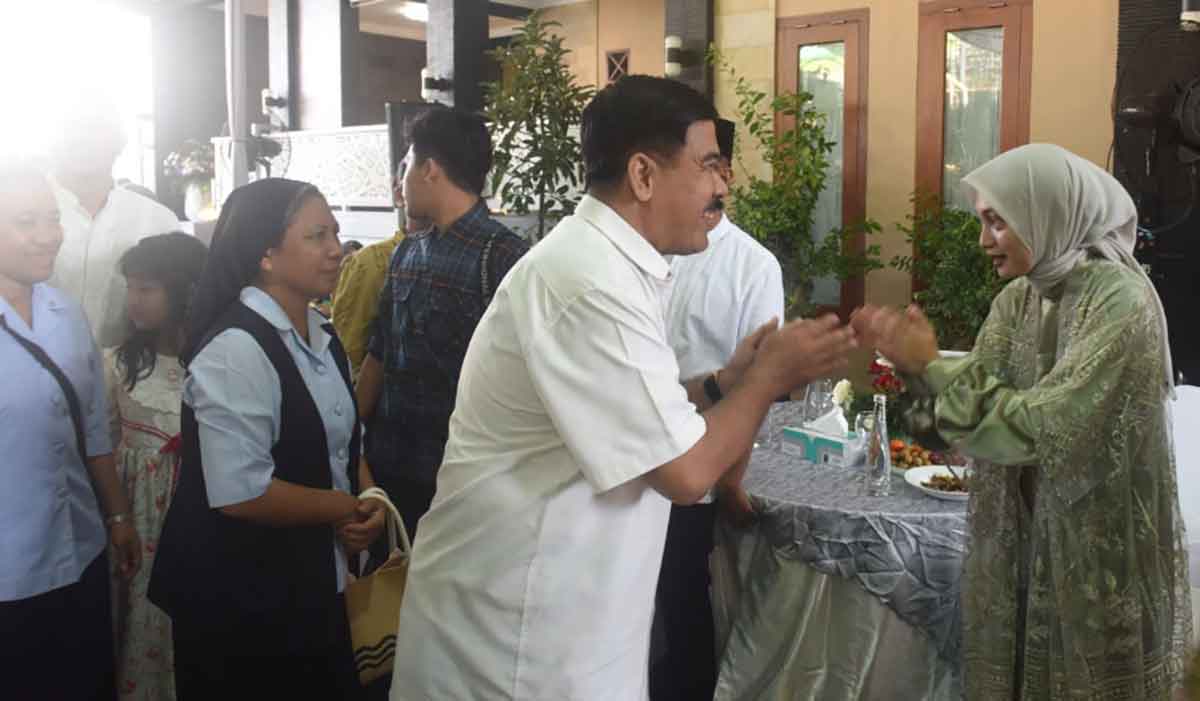 Wali Kota Kediri saat bersalaman dengan para tamu. Foto: Ist